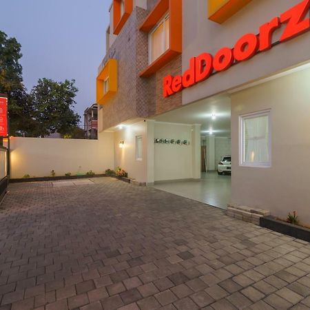 Hotel Reddoorz Near Taman Makam Pahlawan Cikutra Bandung Esterno foto