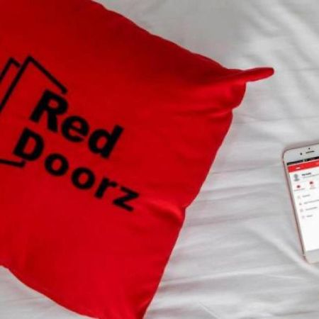Hotel Reddoorz Near Taman Makam Pahlawan Cikutra Bandung Esterno foto