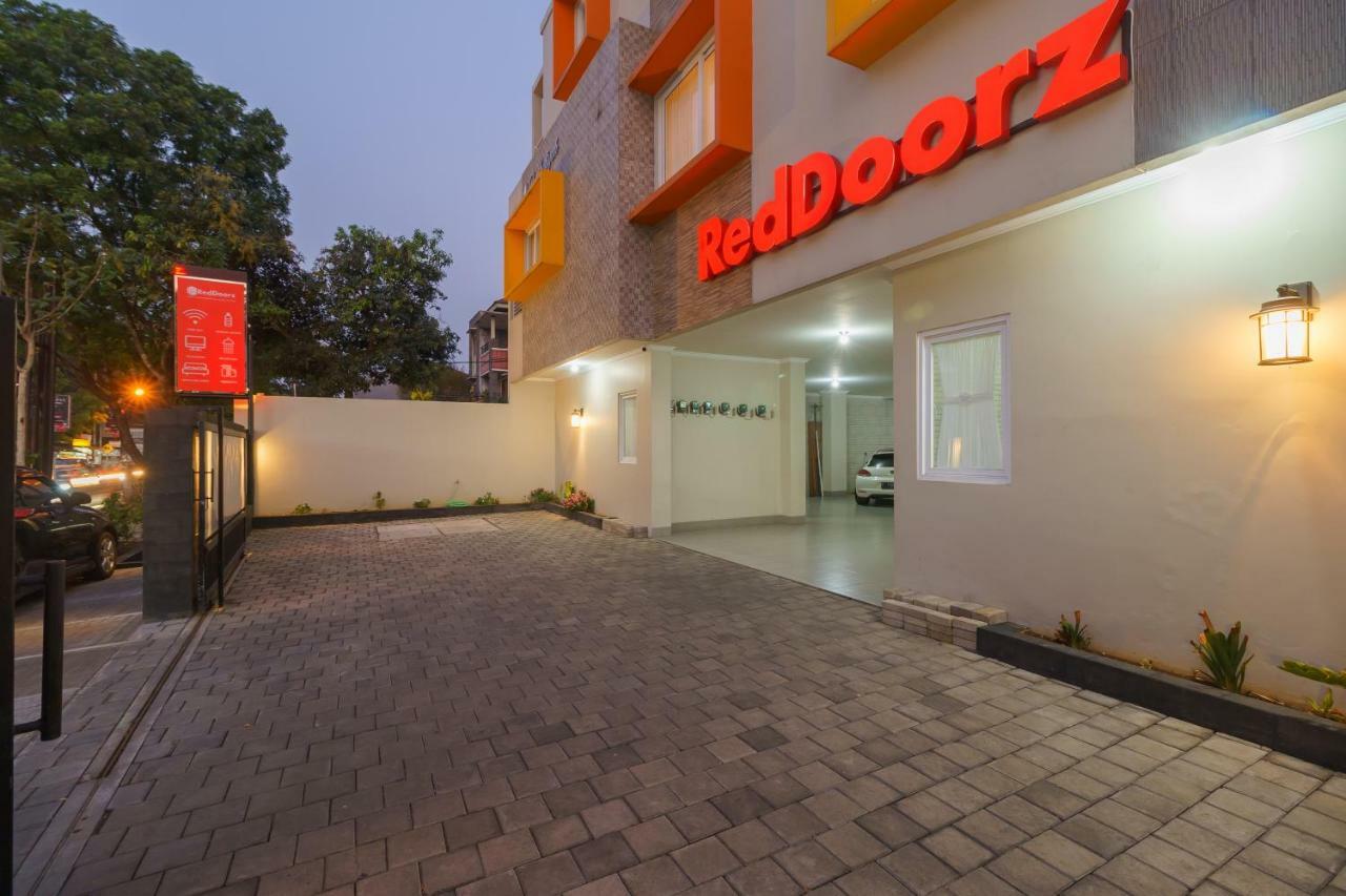 Hotel Reddoorz Near Taman Makam Pahlawan Cikutra Bandung Esterno foto