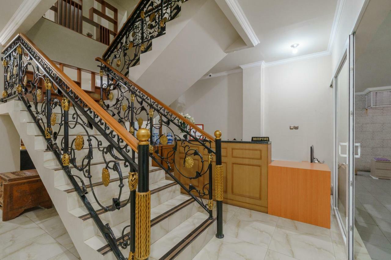 Hotel Reddoorz Near Taman Makam Pahlawan Cikutra Bandung Esterno foto