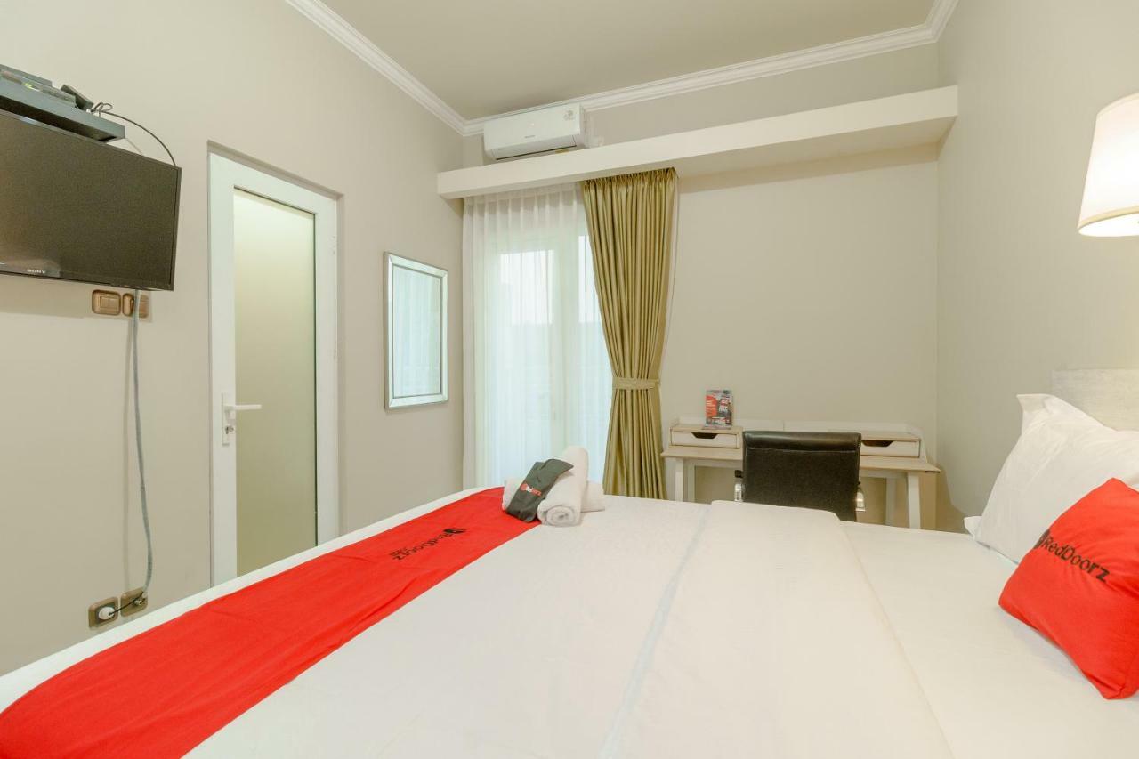 Hotel Reddoorz Near Taman Makam Pahlawan Cikutra Bandung Esterno foto