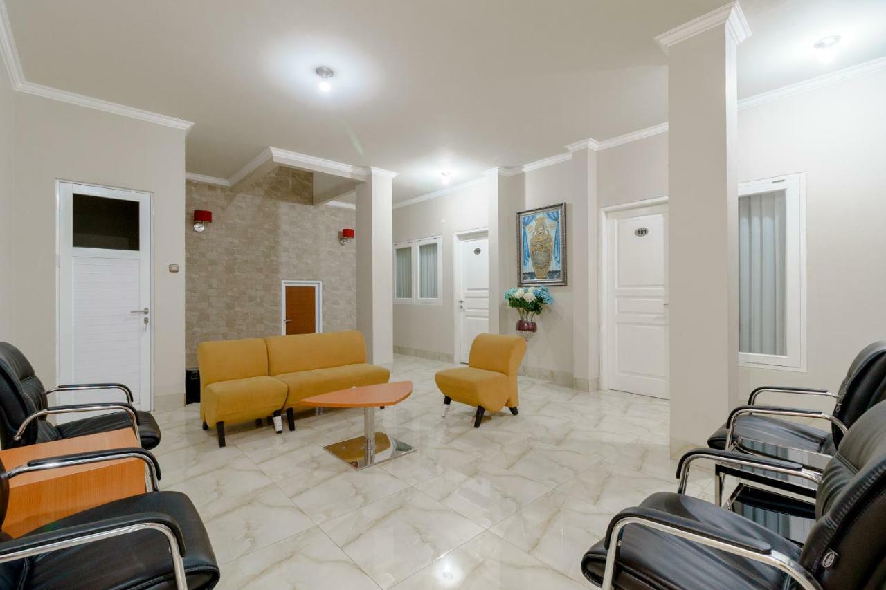Hotel Reddoorz Near Taman Makam Pahlawan Cikutra Bandung Esterno foto
