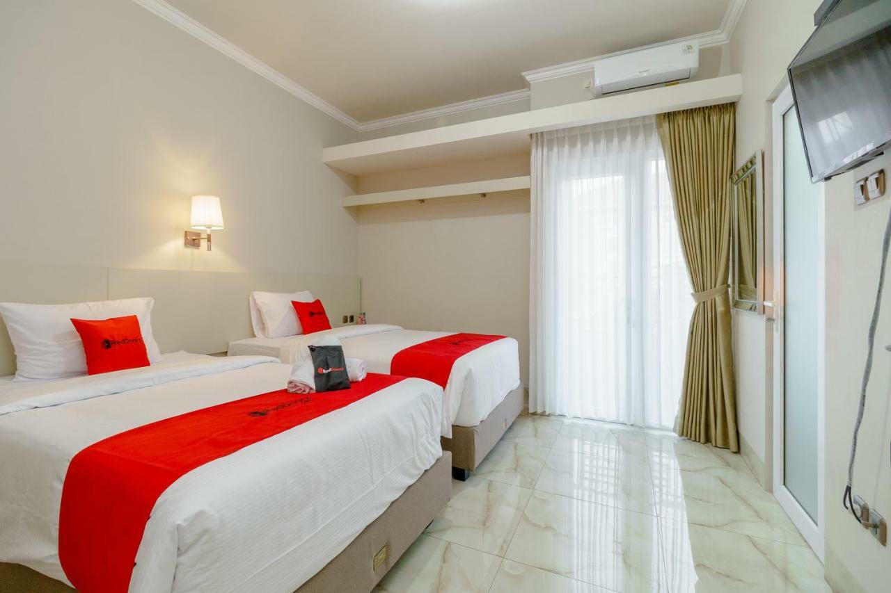 Hotel Reddoorz Near Taman Makam Pahlawan Cikutra Bandung Esterno foto