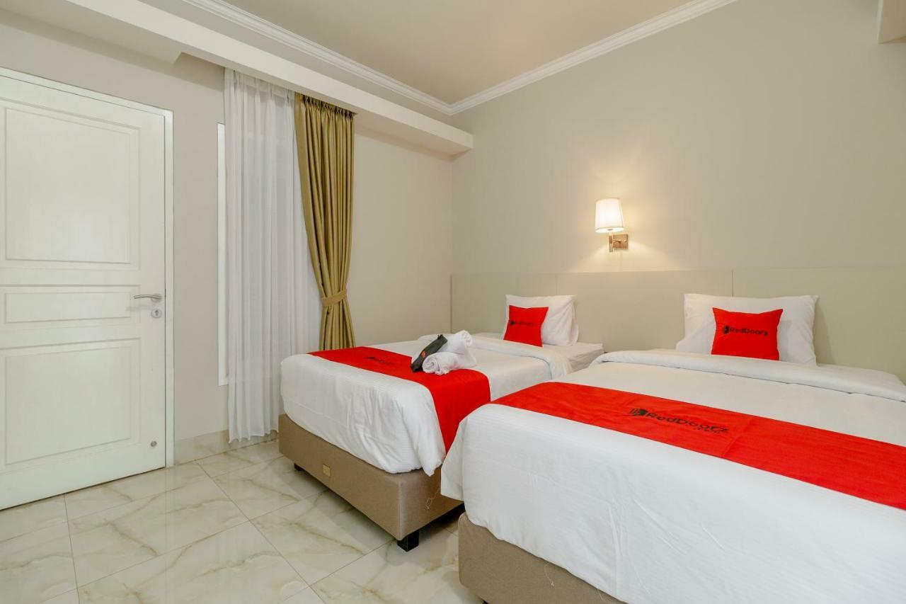 Hotel Reddoorz Near Taman Makam Pahlawan Cikutra Bandung Esterno foto